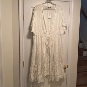 Brand New BloomChic White Cover Up…size 22-24